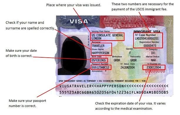 Persona entregando su pasaporte en una embajada con un ambiente profesional y serio.