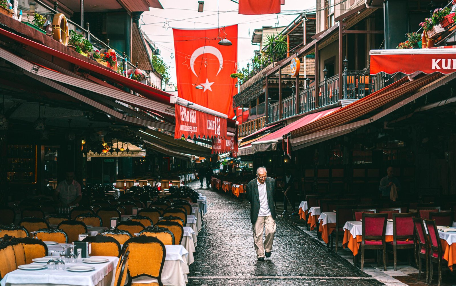 Billetes de lira turca y dólares sobre una mesa, cambio de moneda en Turquía