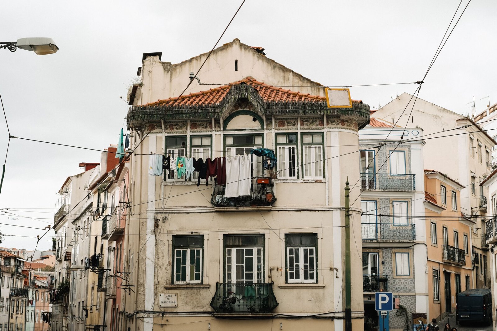 Mercado de frutas y verduras frescas en una calle de Porto, Portugal