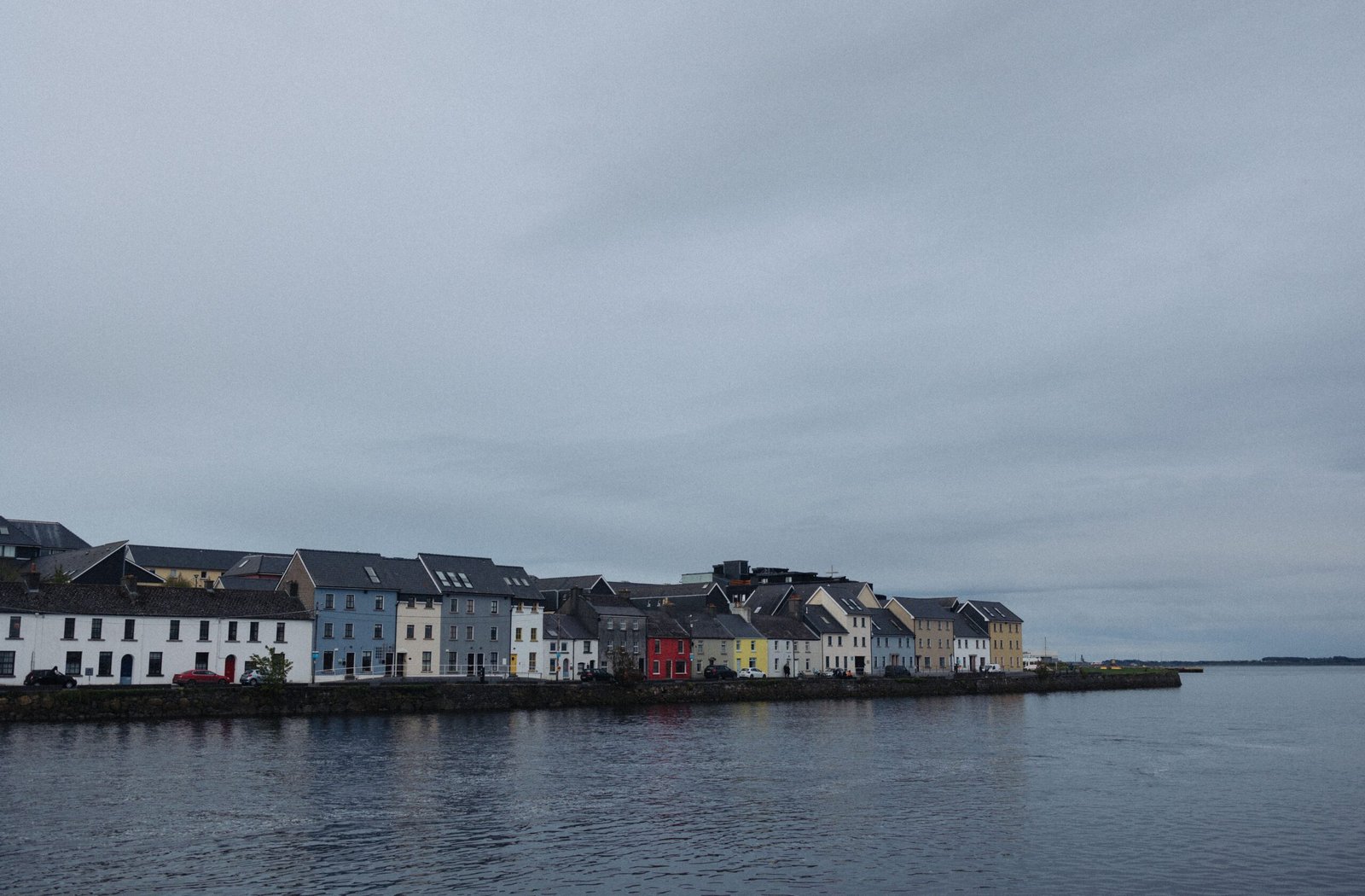 Fachadas de apartamentos residenciales en una ciudad de Irlanda