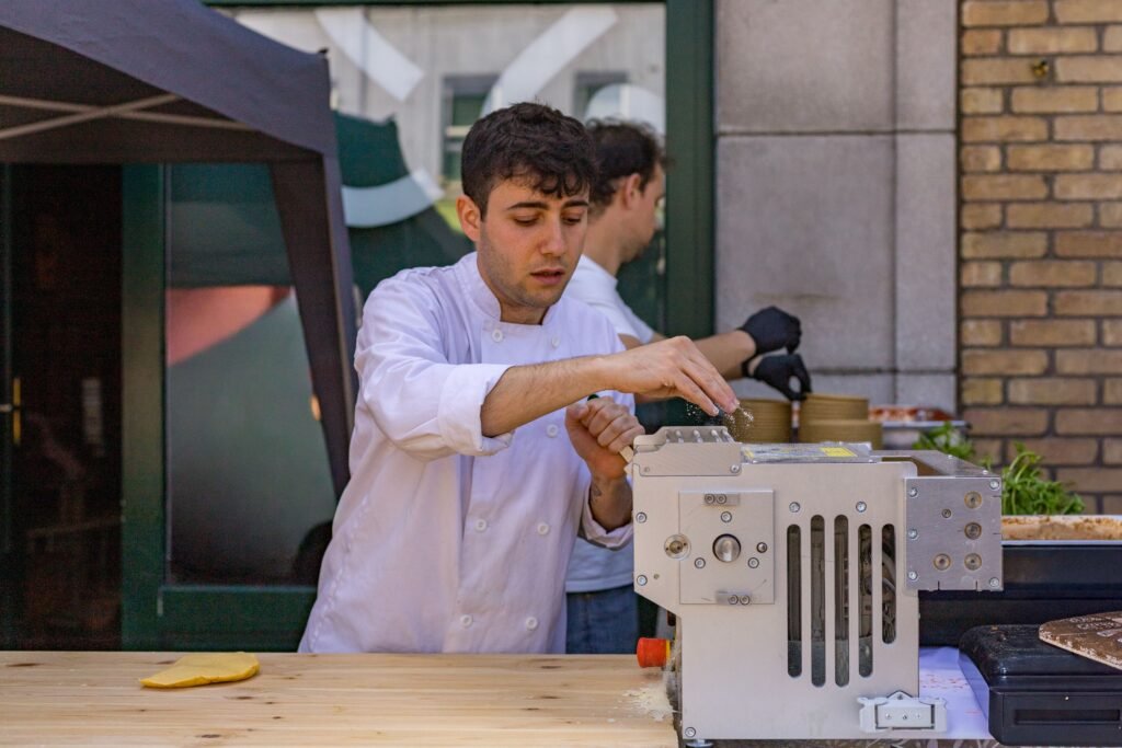 Profesional revisando ofertas de empleo y currículum actualizado frente a un ordenador portátil en una oficina moderna en Dublín.