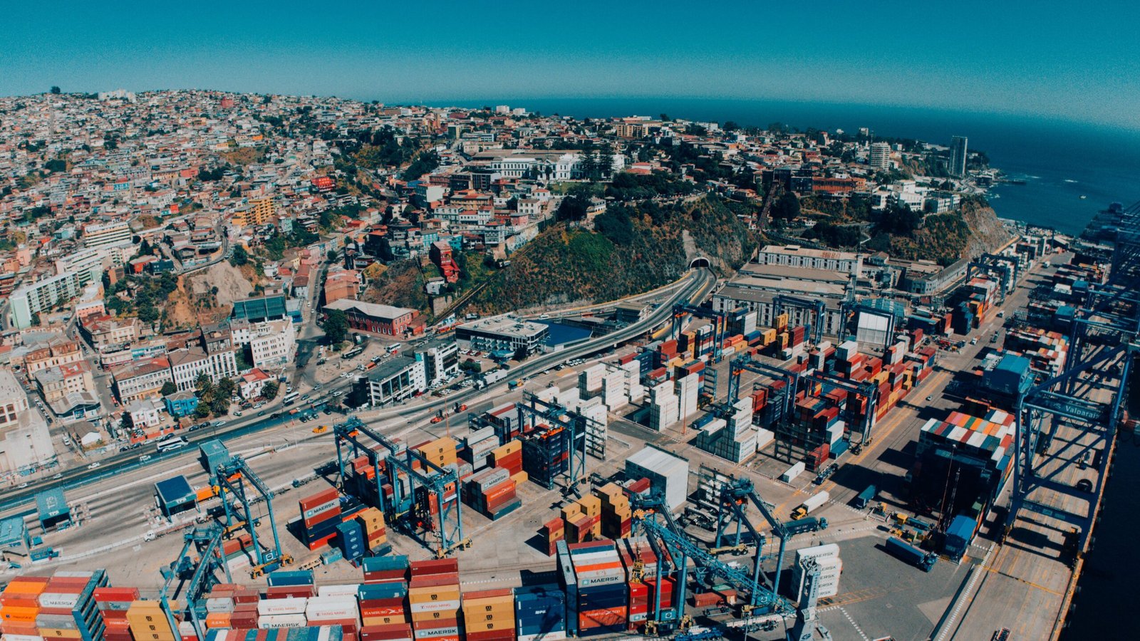 Profesional extranjero satisfecho tras conseguir trabajo en Chile