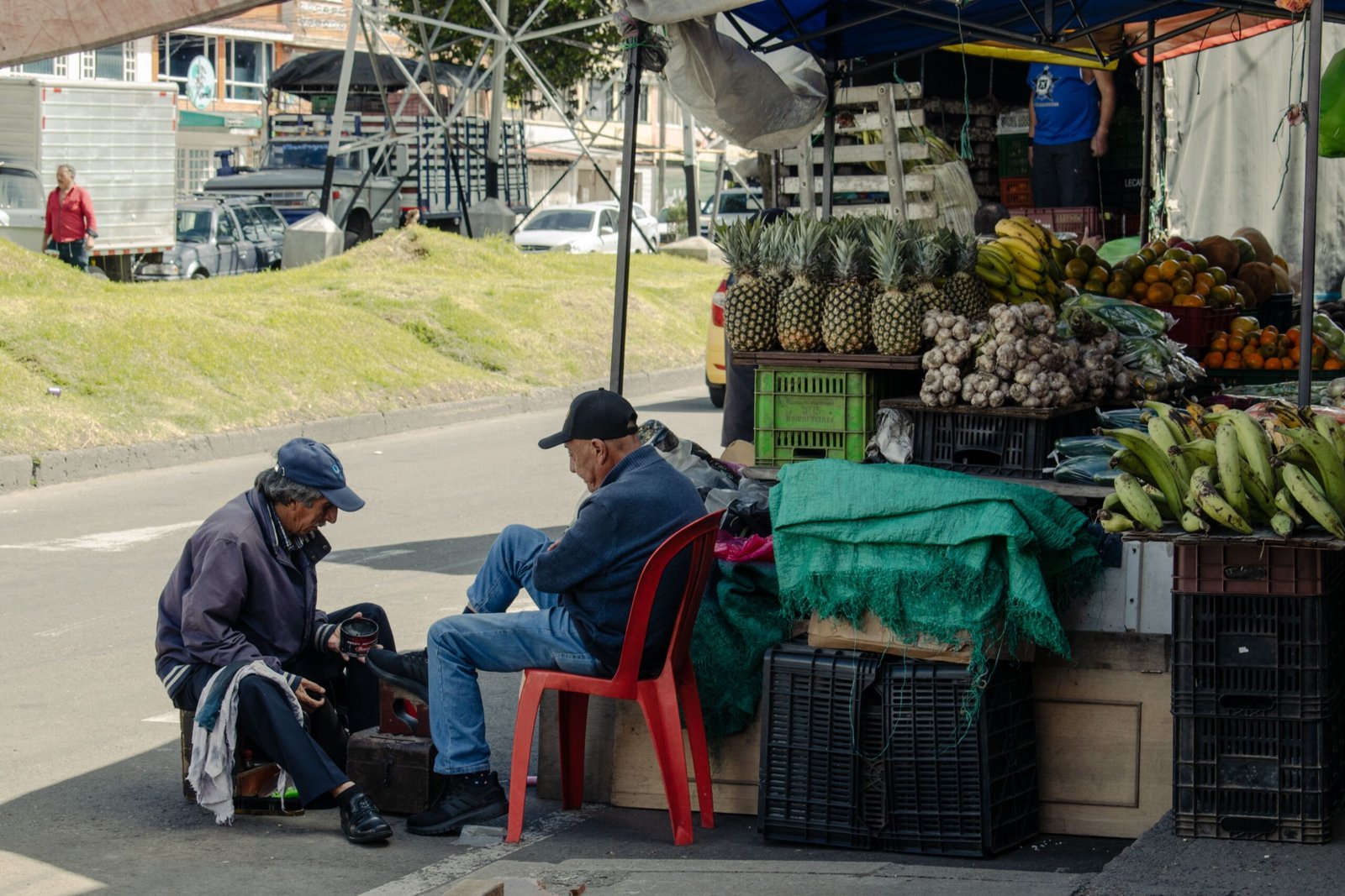 Persona revisando su presupuesto mensual y pesos chilenos sobre una mesa, calculando el costo de vida en Chile