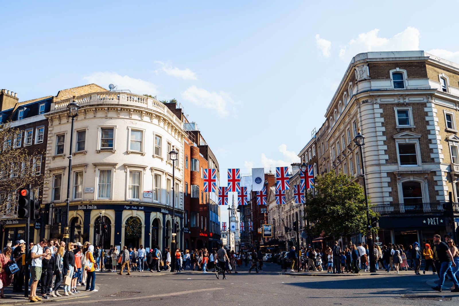 Calle residencial típica de una ciudad del Reino Unido fuera de Londres con casas y transporte público