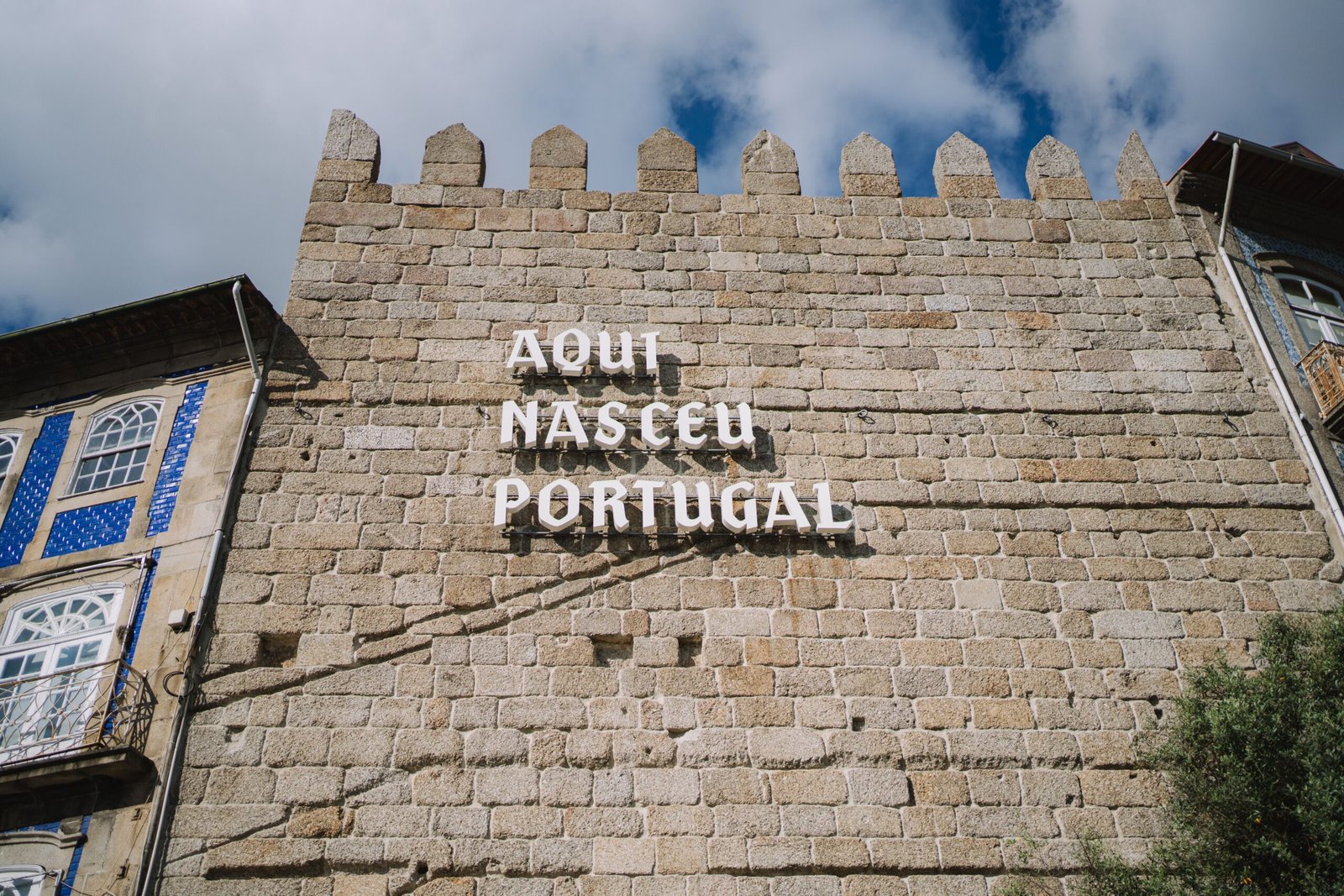 Documentos y pasaporte sobre una mesa junto a un mapa de Portugal