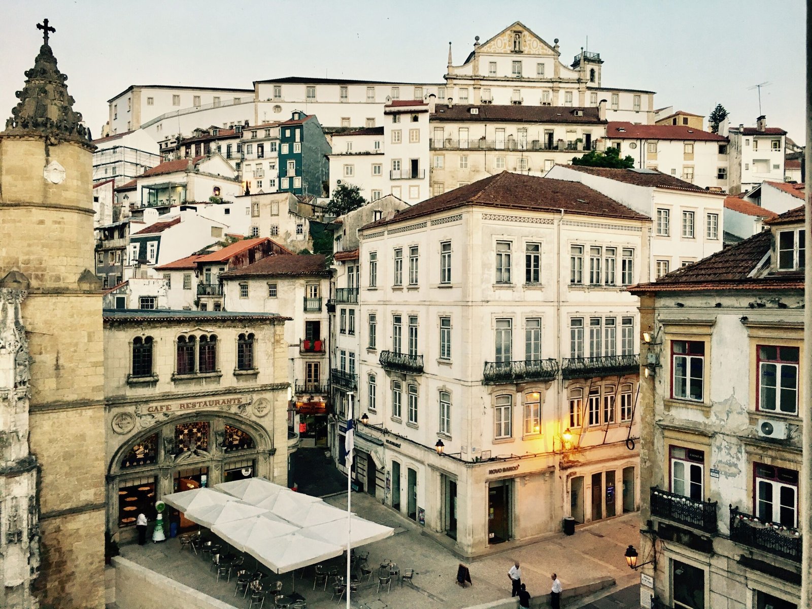 Familia planificando la reunificación familiar y mudanza a Portugal