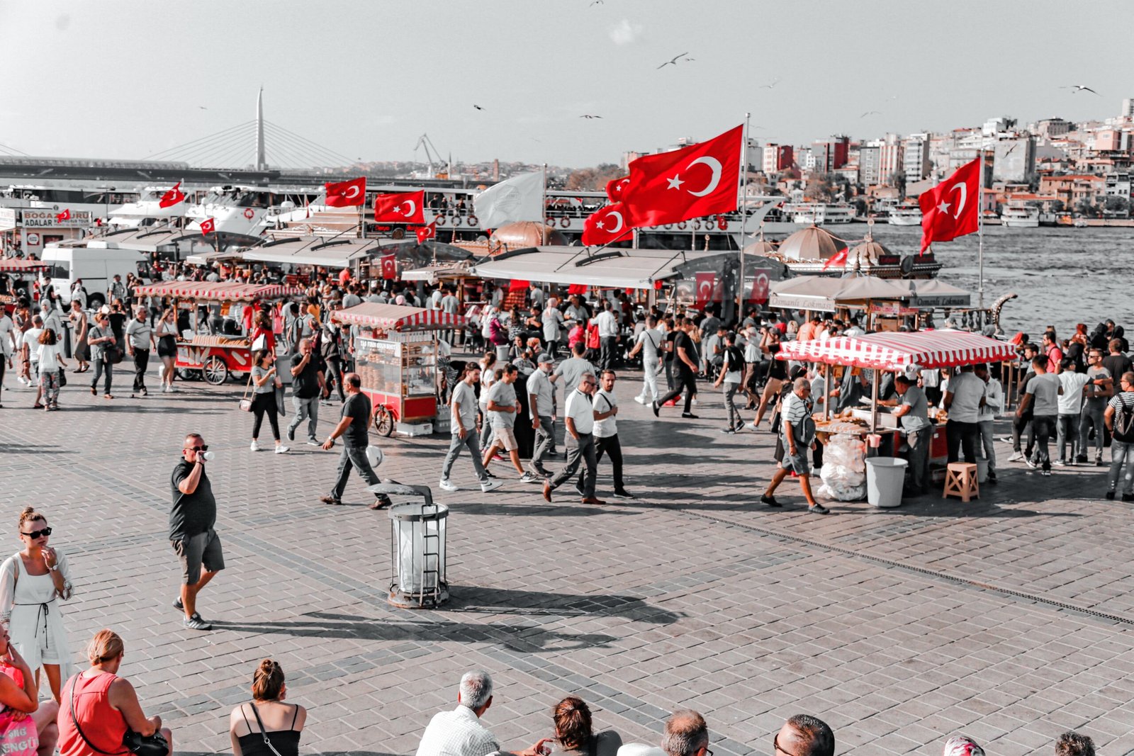 Vista panorámica de Estambul con el Bósforo y mezquitas al atardecer, destino elegido para vivir en Turquía