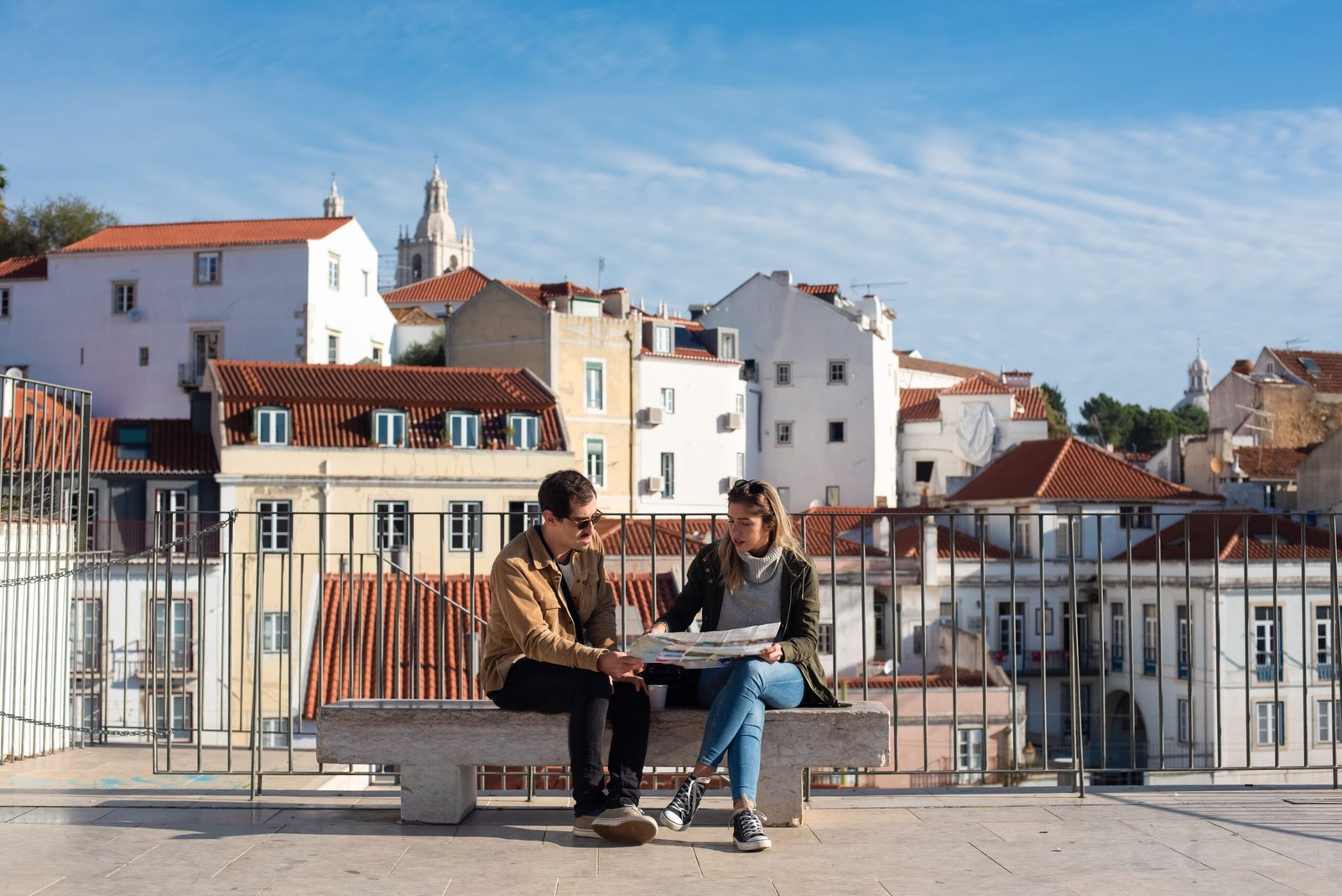 Persona planificando su mudanza a Portugal revisando documentos y visa D7
