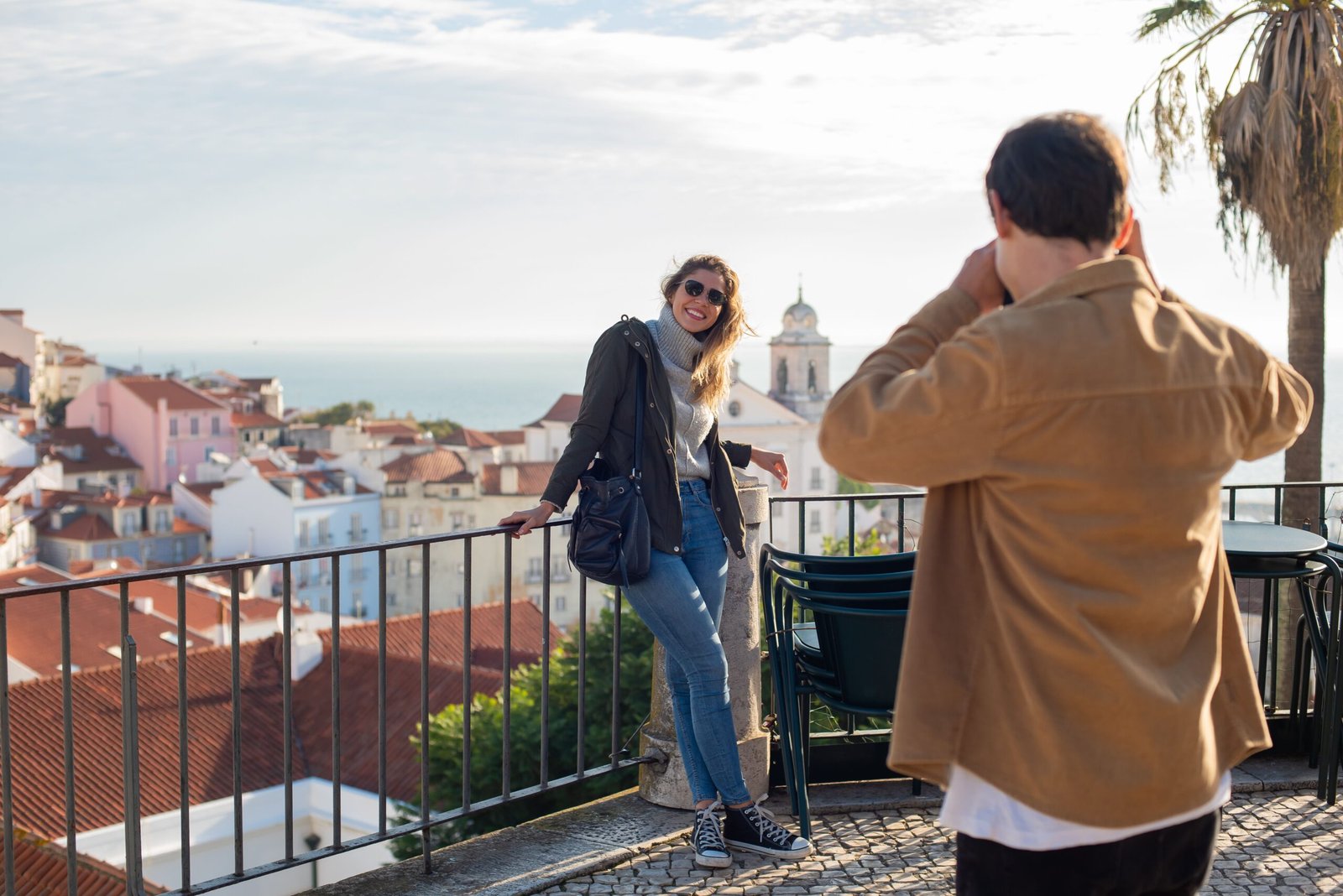 Viajera revisando pasaporte y documentos de seguro de viaje para entrar a Portugal