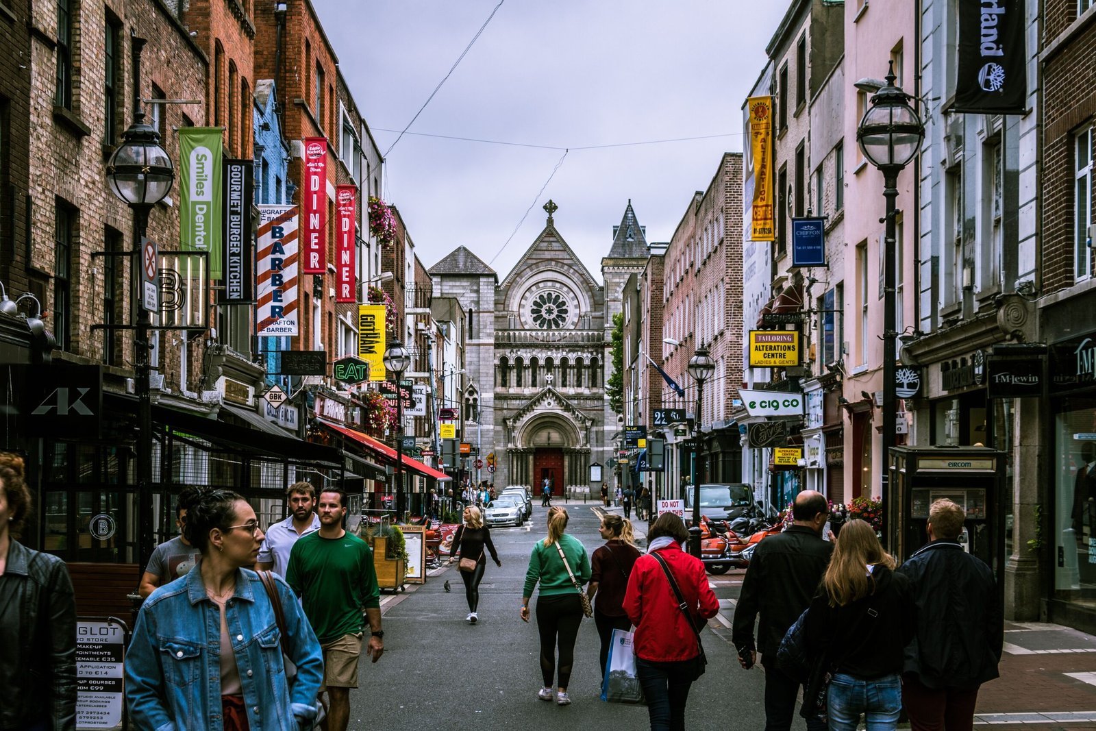 Trabajador revisando su recibo de sueldo con el salario mínimo en Irlanda en 2026