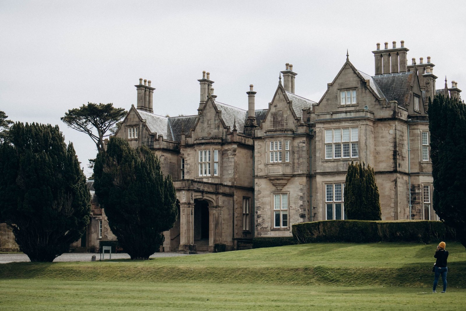 Persona revisando documentos y trámites de residencia para vivir en Irlanda