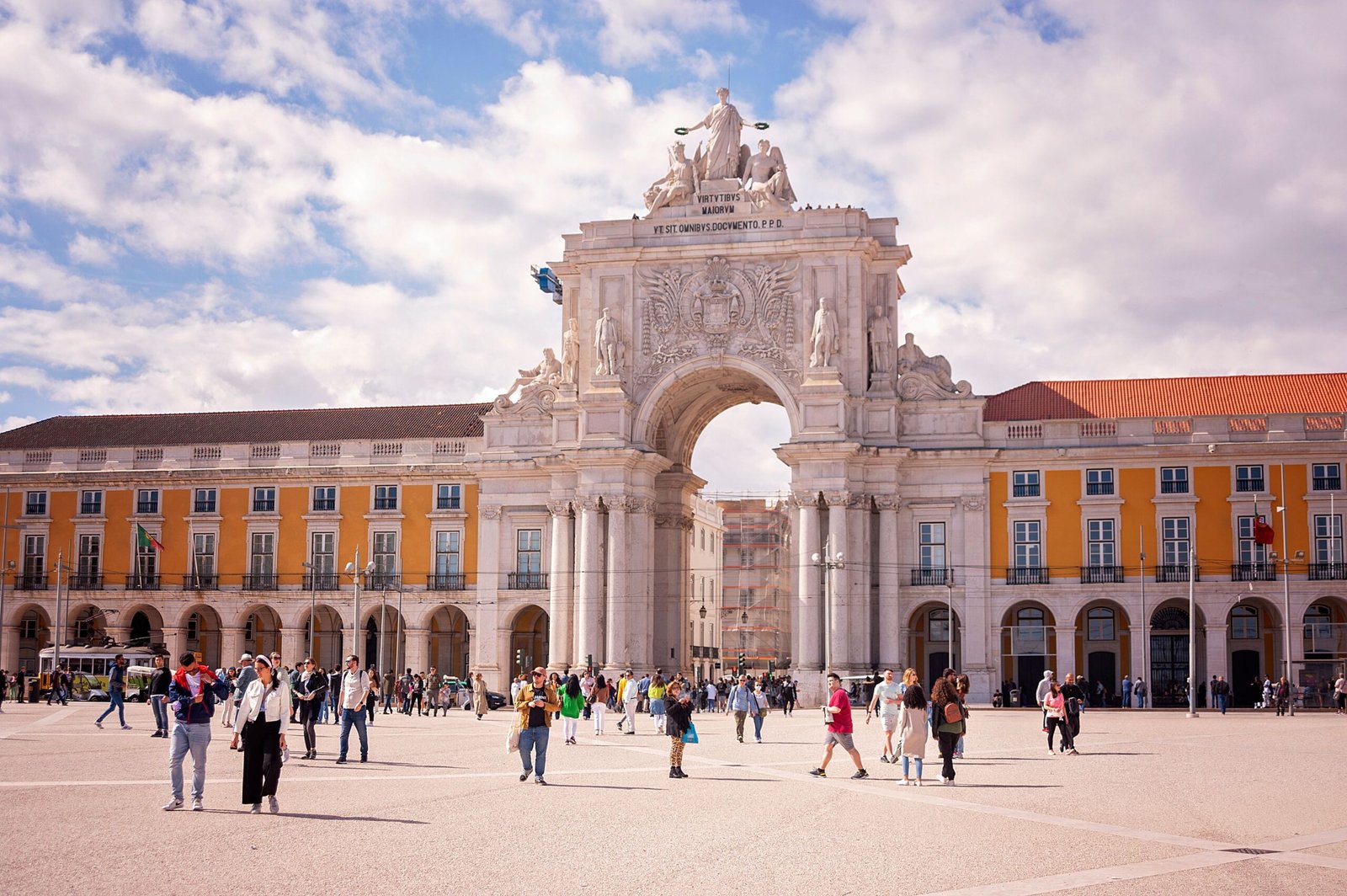 Vista panorámica de Lisboa, Portugal, con tranvía y calles empedradas