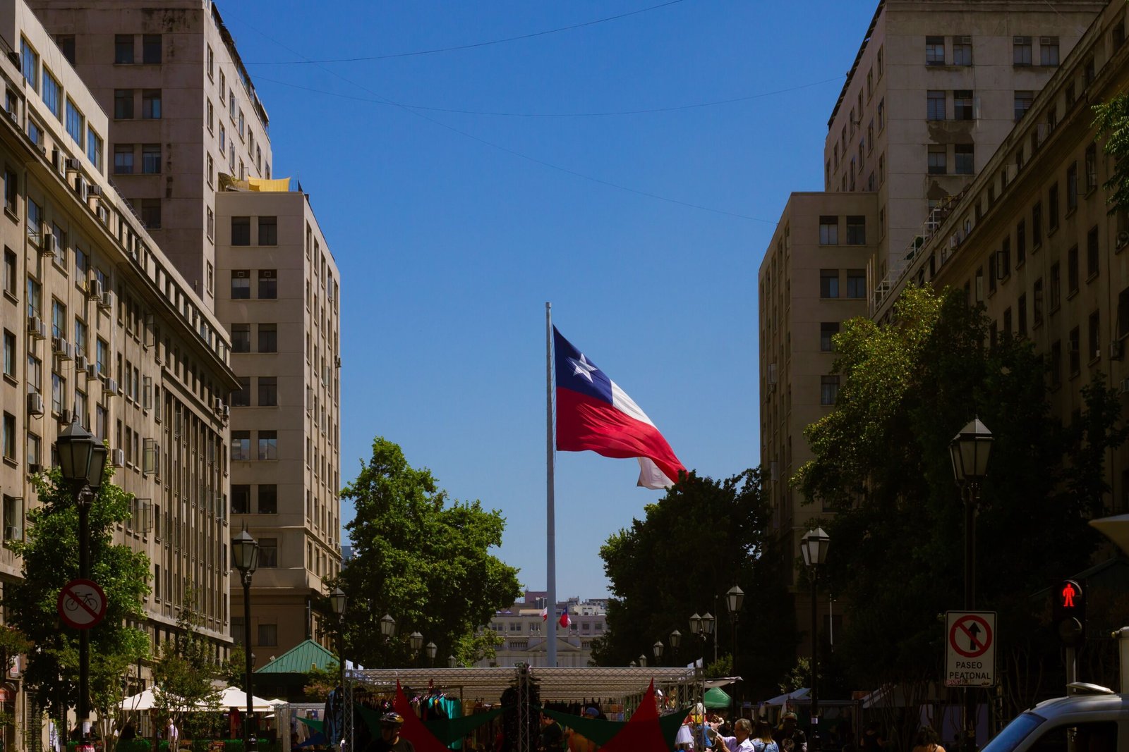 Documentos de visado y pasaporte para trámites de trabajo en Chile sobre un escritorio
