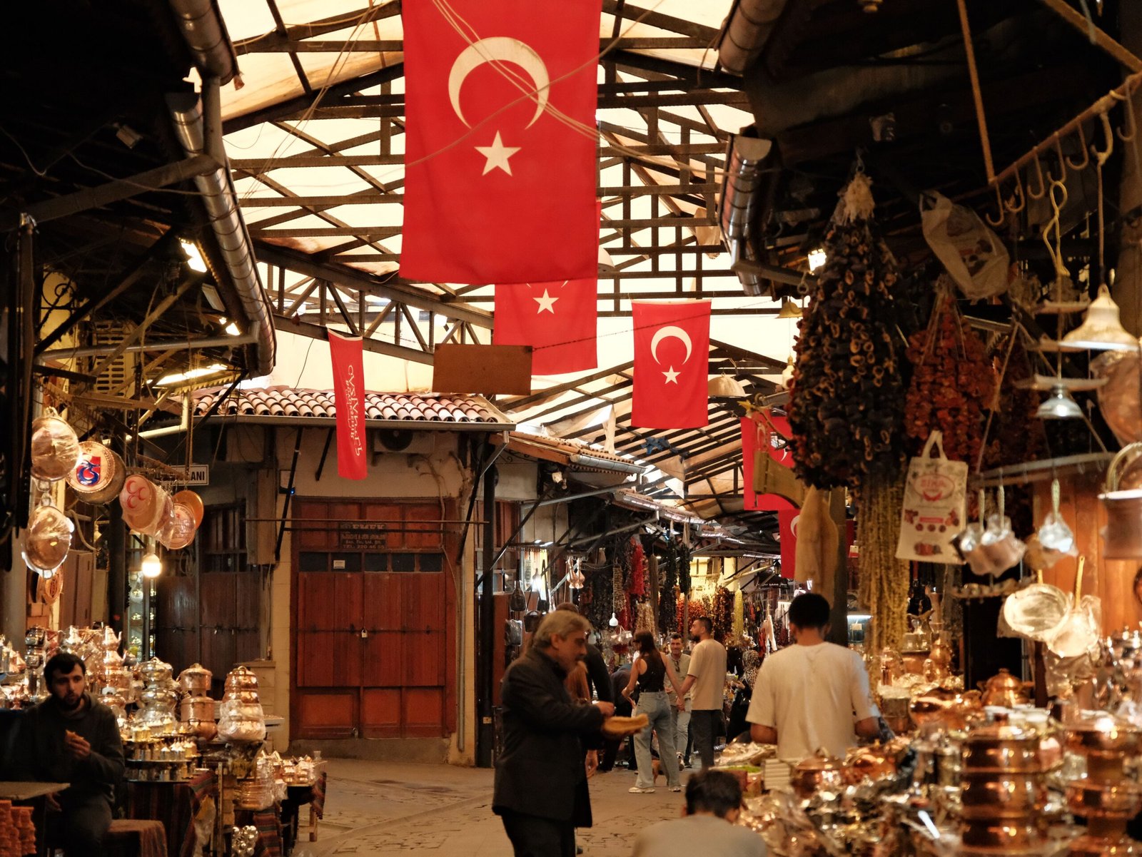 Extranjero feliz caminando por una calle de Turquía tras instalarse legalmente en el país en 2026