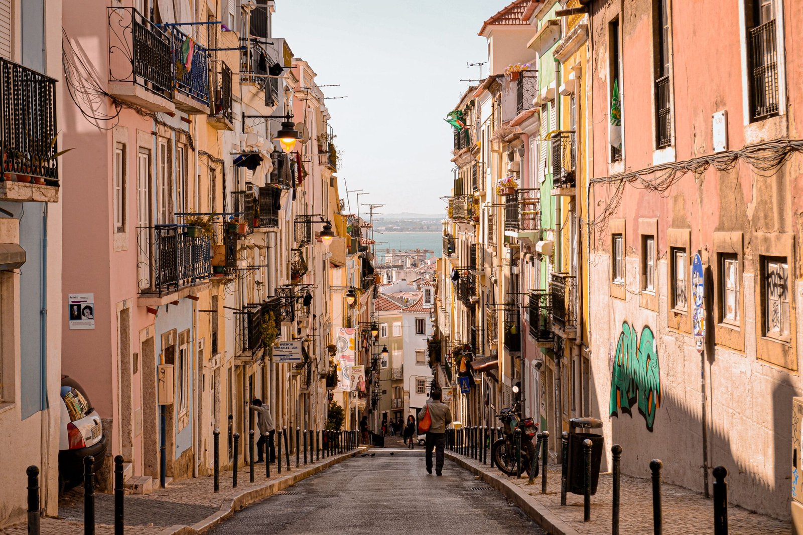 Persona calculando el costo de vida y alquiler en Lisboa con el salario mínimo portugués