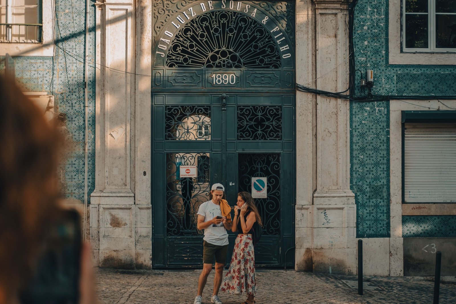 Vista de una plaza portuguesa con arquitectura tradicional al atardecer