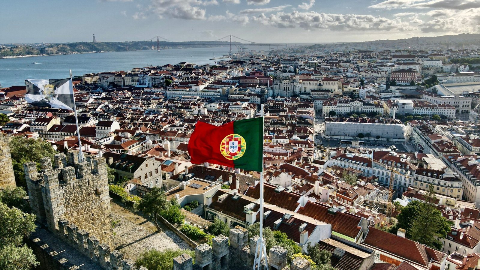Profesional latinoamericano buscando empleo en Portugal en una computadora portátil