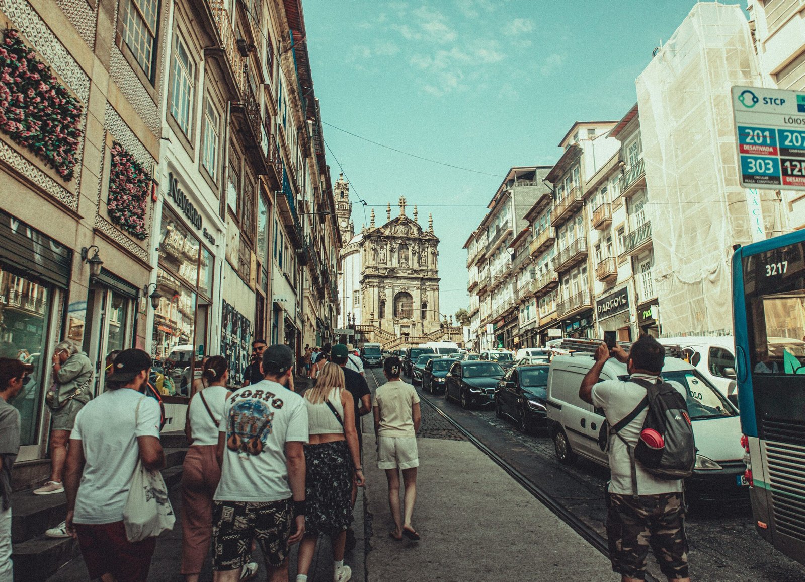 Calle típica de Oporto con edificios de azulejos y ropa tendida