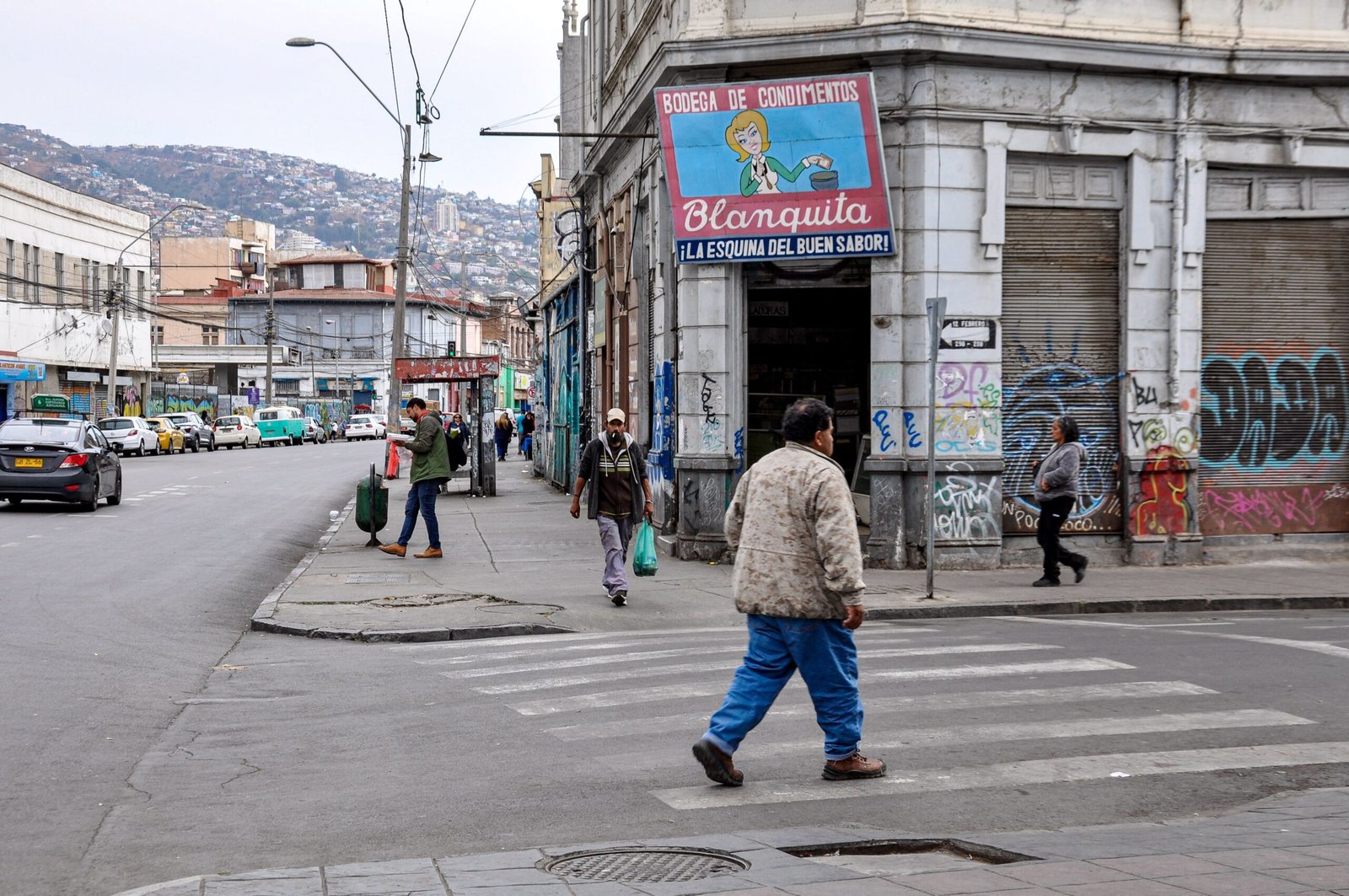 Calle residencial tranquila en una ciudad de regiones de Chile con menor costo de vida que Santiago