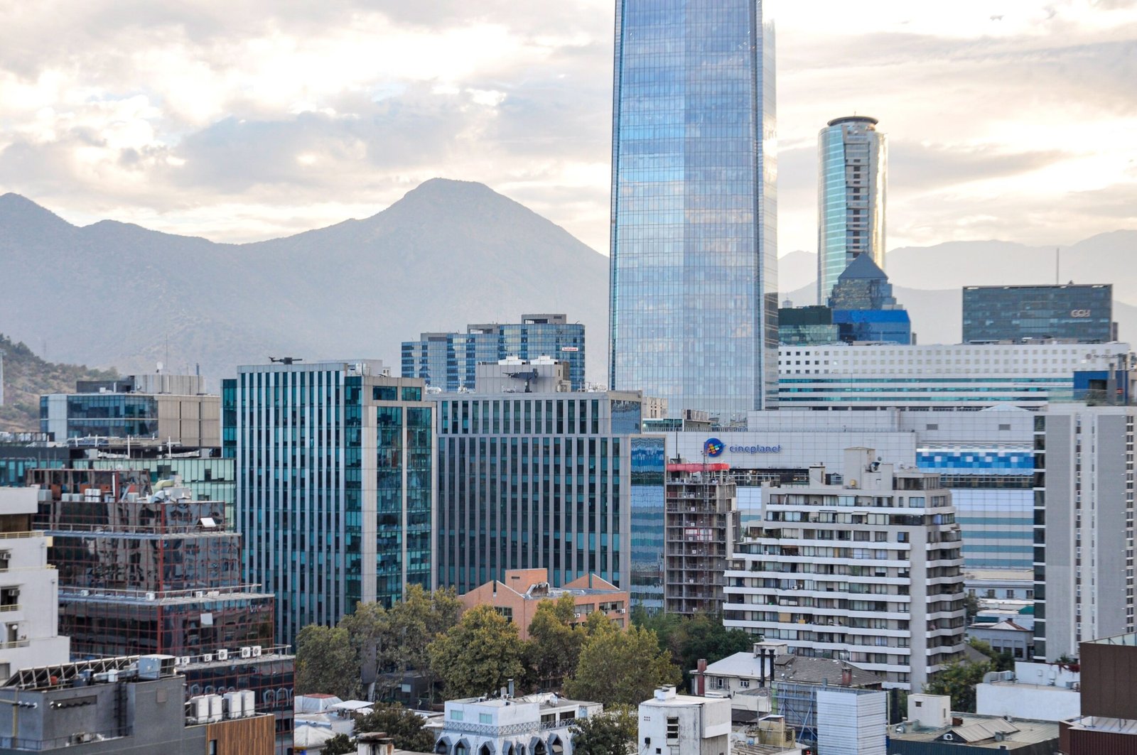 Persona revisando su liquidación de sueldo y calculando el salario mínimo en Chile en una computadora
