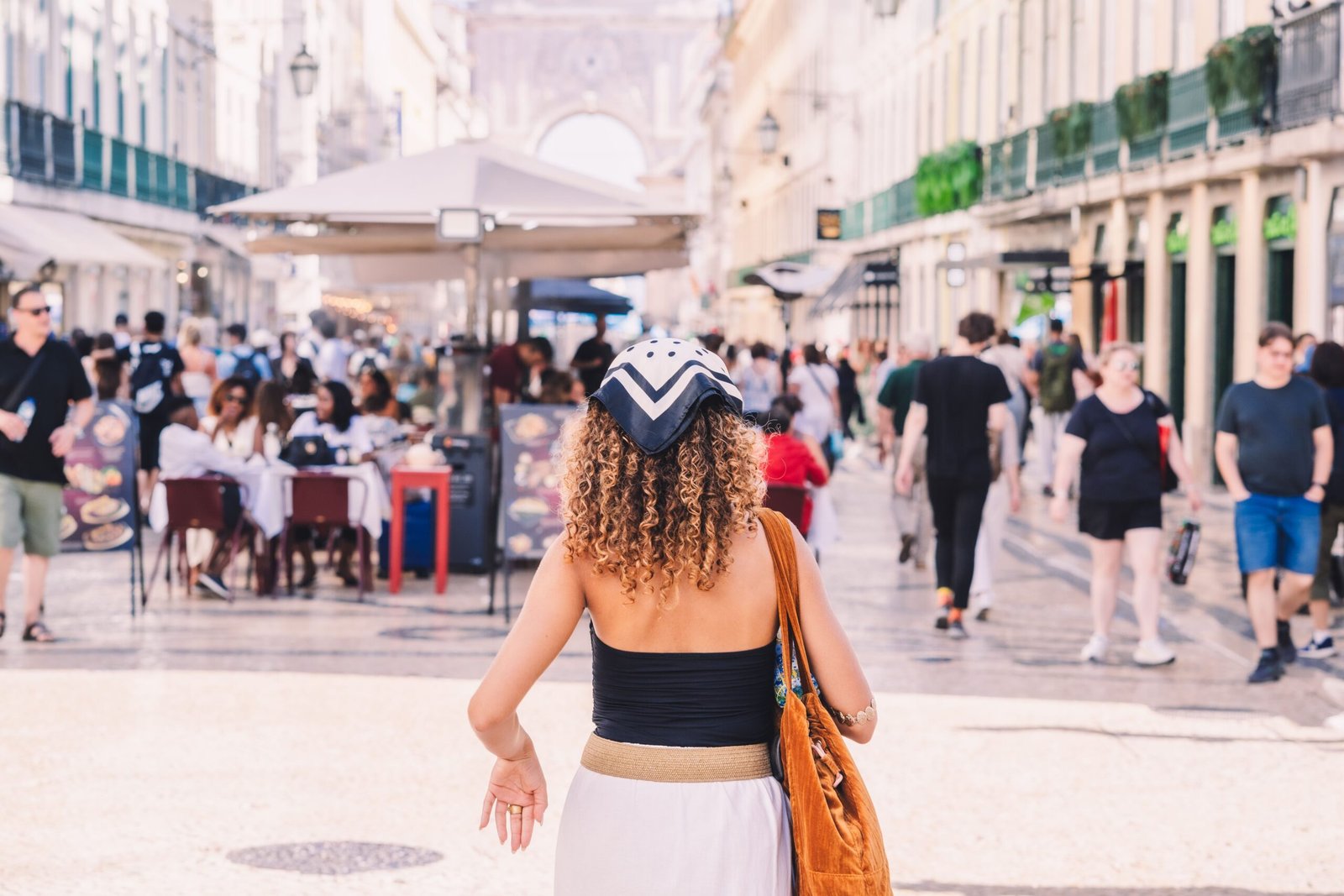 Calle histórica de Portugal con calçada portuguesa y arquitectura típica