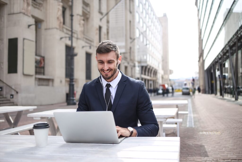 Yo sonriendo mientras reviso mis notas de búsqueda de empleo y estrategias para trabajar en Australia en una cafetería en Sídney.