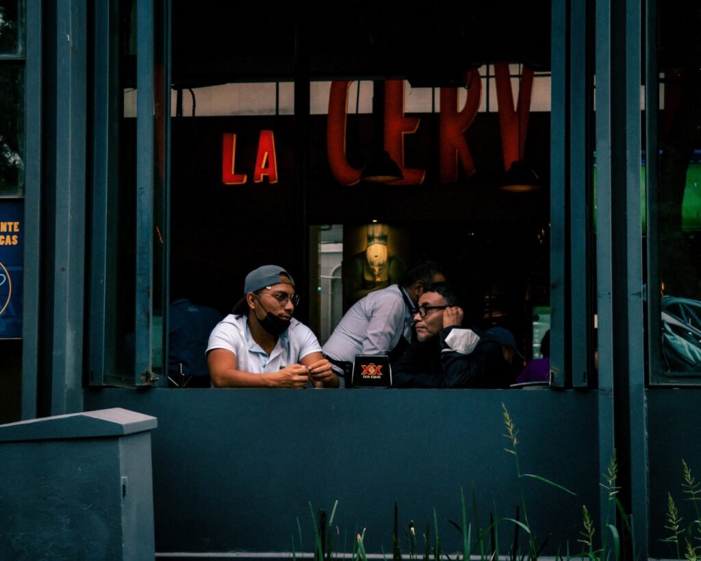 Calculadora financiera y billetes de pesos chilenos dispuestos sobre una mesa de trabajo con gráficos económicos.