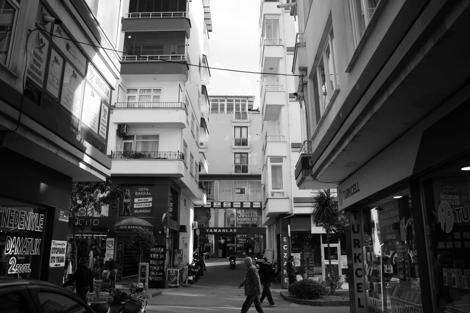 Documentos de visa de trabajo y pasaporte sobre un escritorio, trámite de permiso laboral en Turquía