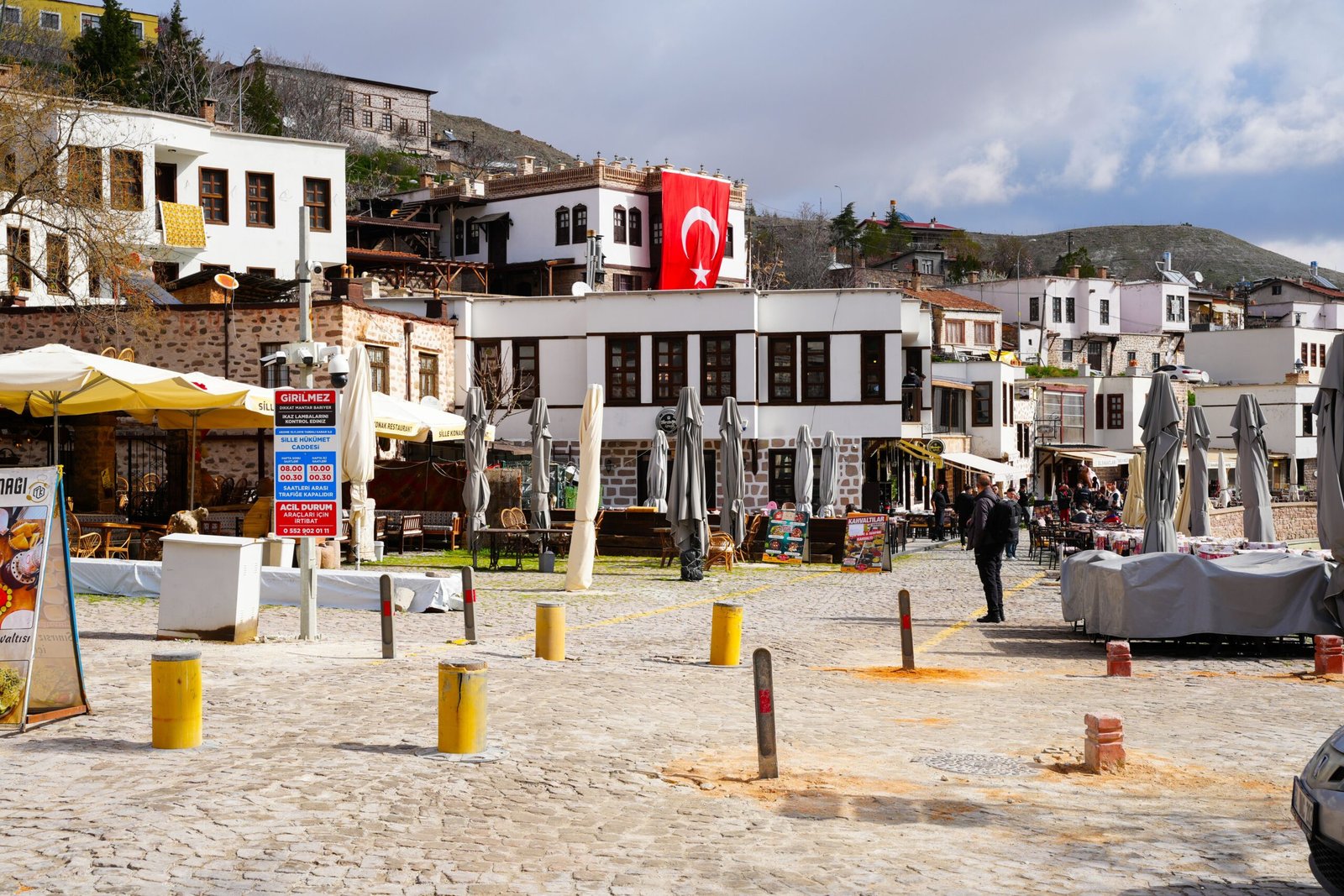 Calle comercial y bazar tradicional en una ciudad turca, vida cotidiana para extranjeros que viven en Turquía