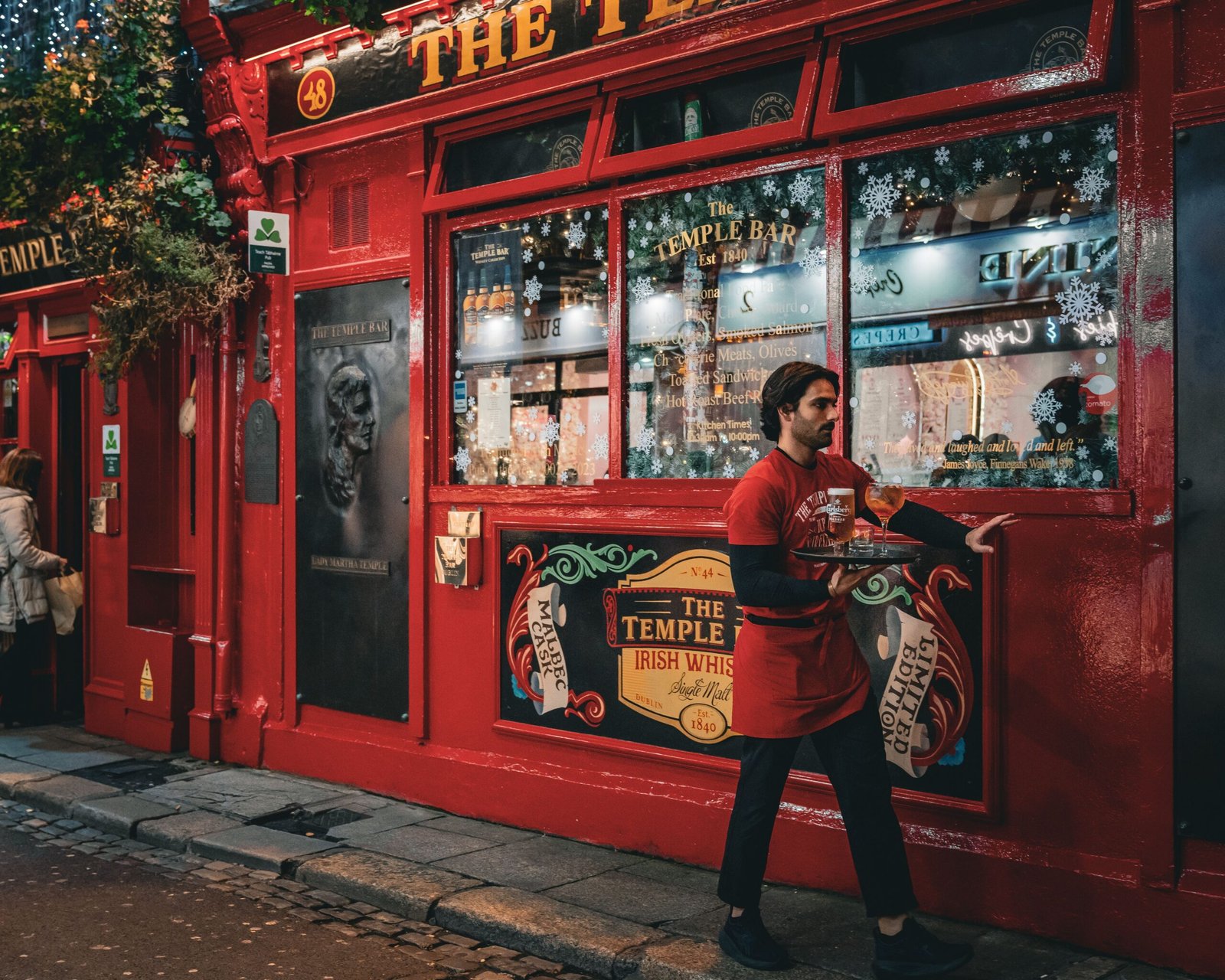 Casas coloridas típicas de Dublín, Irlanda, reflejando el costo de vida en el centro de la ciudad
