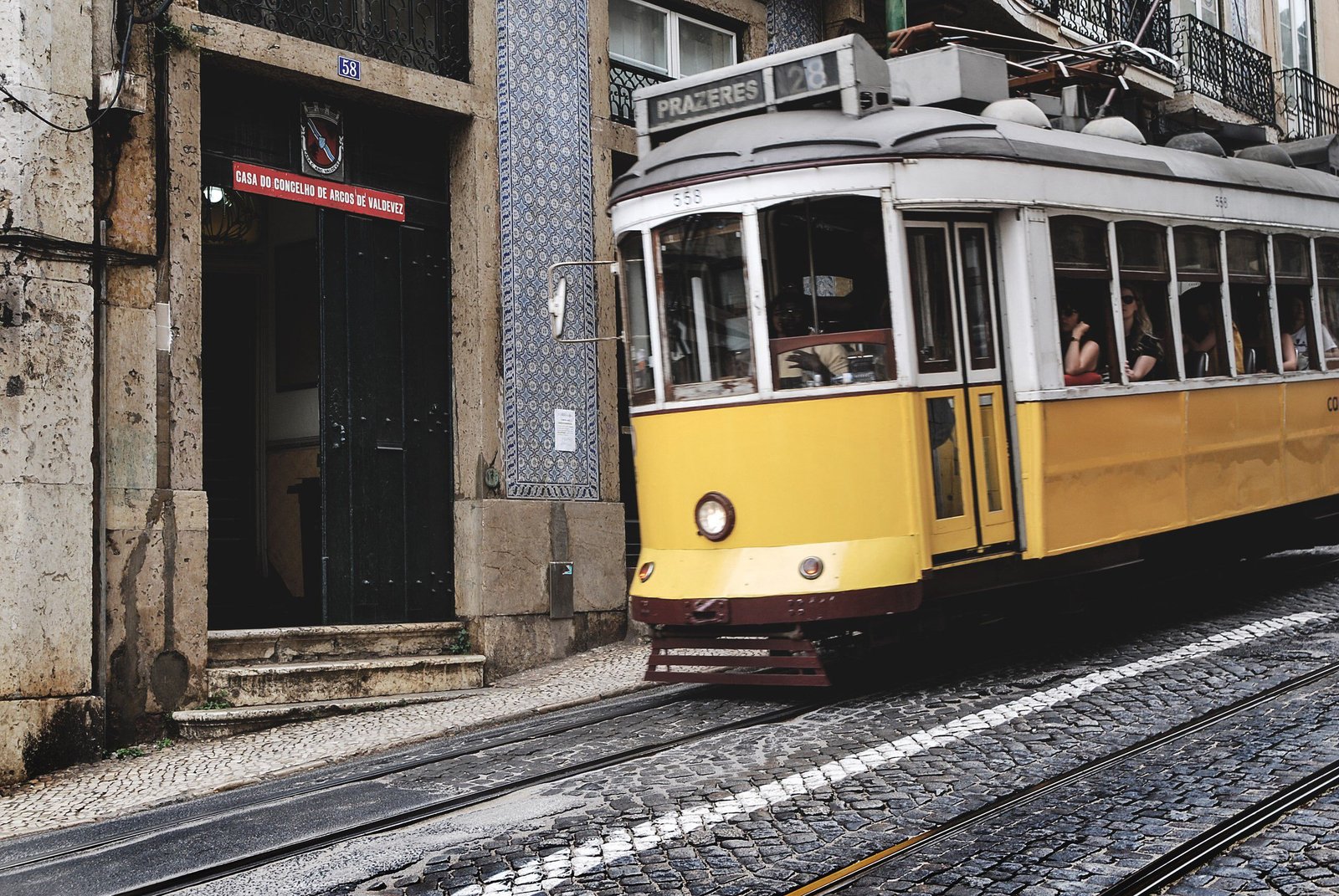 Maleta y documentos de viaje organizados antes de un vuelo a Portugal