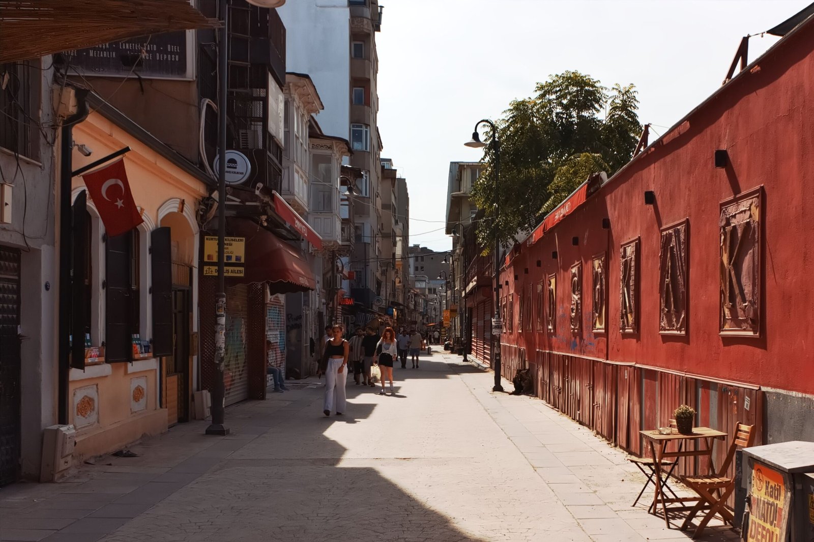 Extranjero trabajando remoto con vista al Bósforo, ejemplo de nómada digital viviendo en Turquía en 2026