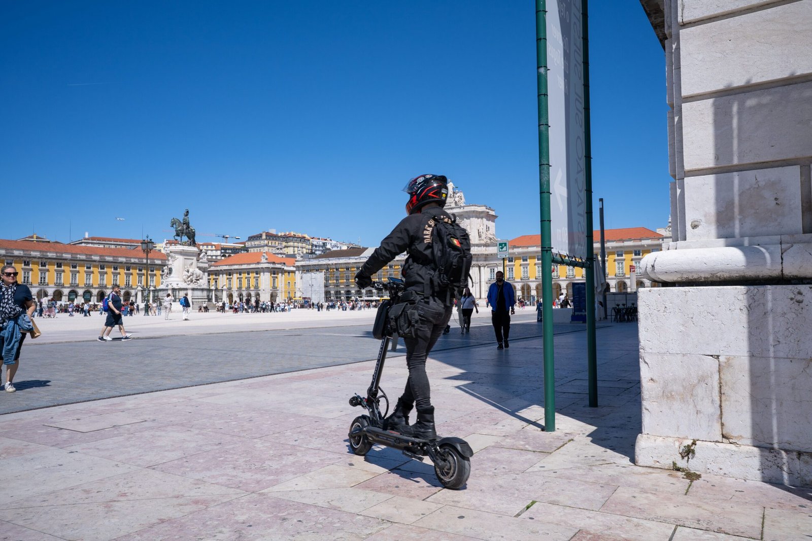 Profesional latinoamericano celebrando su nuevo trabajo y vida en Portugal en 2026