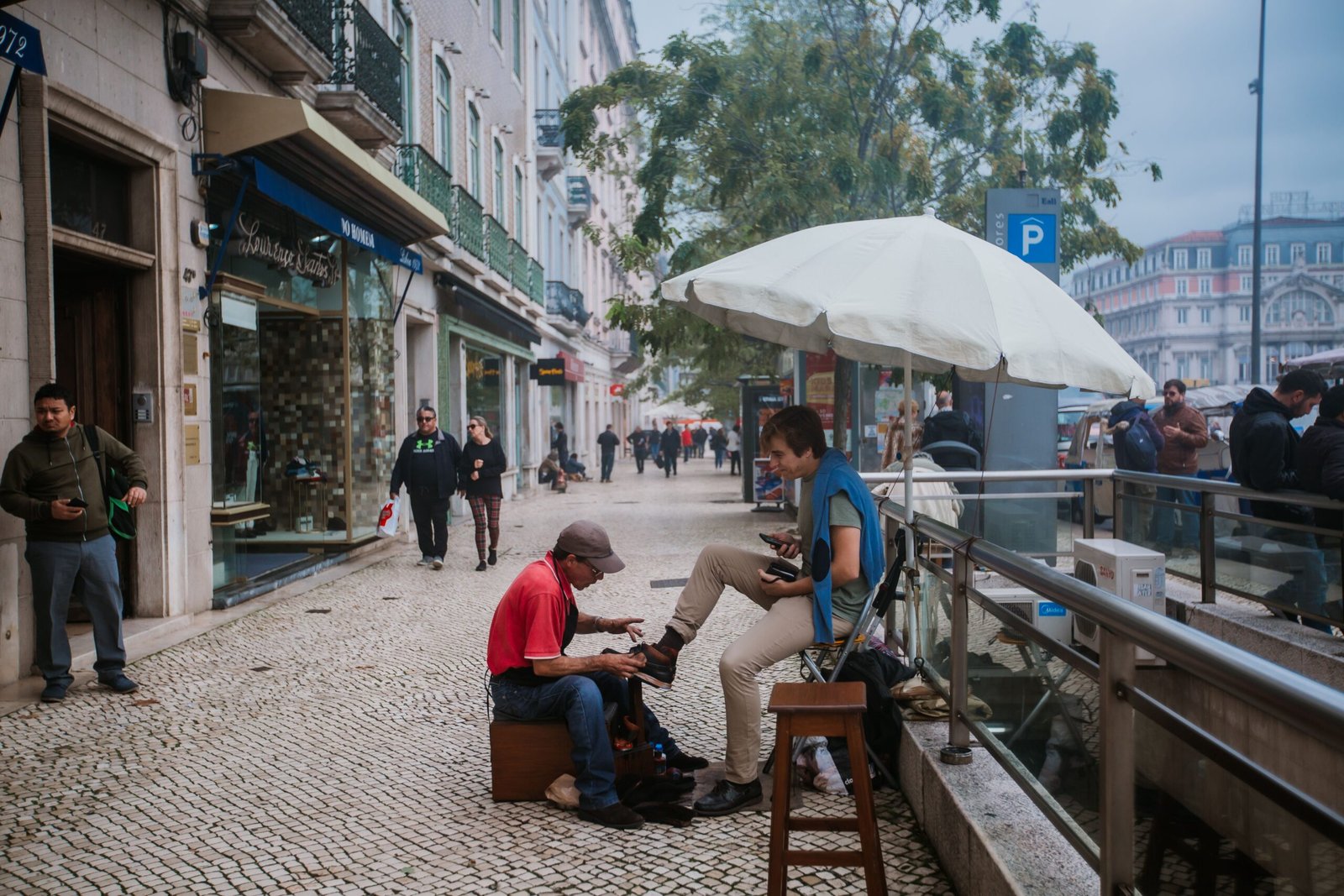 Tranvía y transporte público en Lisboa usado por trabajadores extranjeros en Portugal