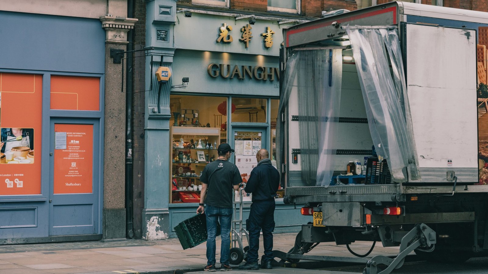 Profesional latinoamericano caminando por el distrito financiero de Londres con documentos de trabajo