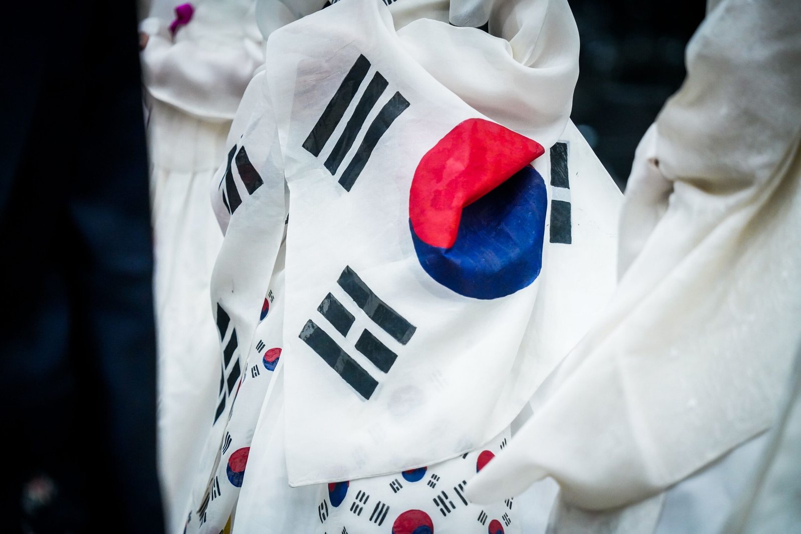 Persona calculando presupuesto mensual con billetes de won coreano