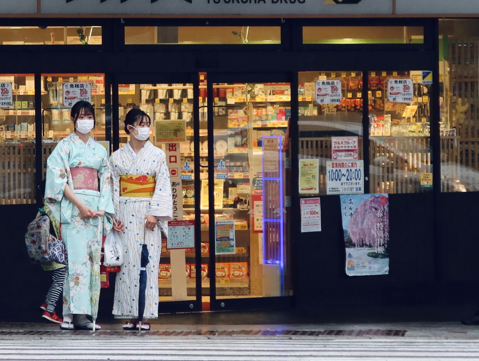 Edificios de apartamentos en una ciudad japonesa que muestran el costo del alquiler en Japón
