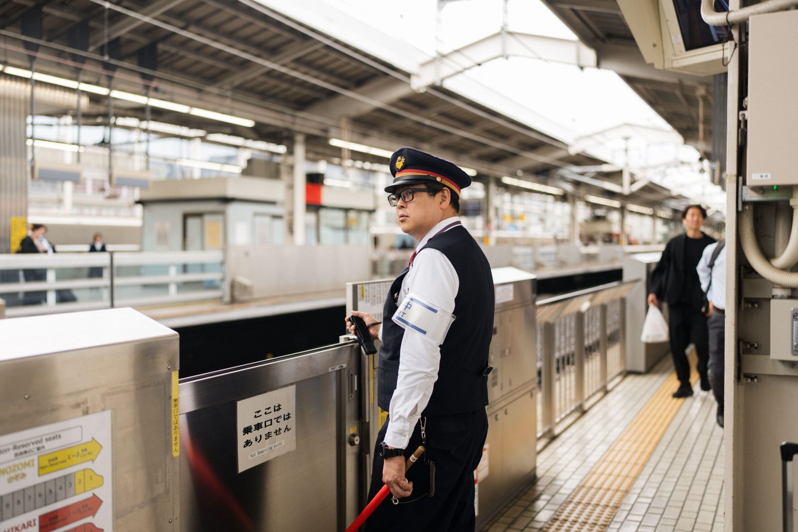 Profesional latinoamericano trabajando en una oficina moderna en Japón en 2026