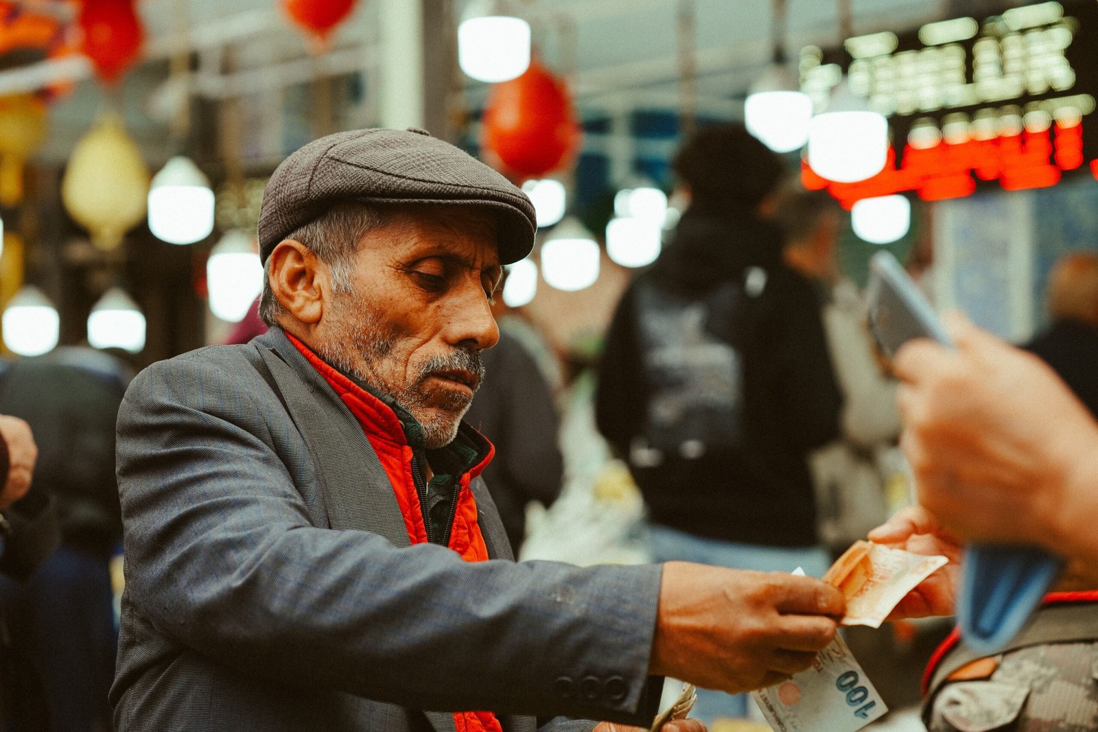 Turista pagando con tarjeta internacional en un bazar de Estambul, Turquía