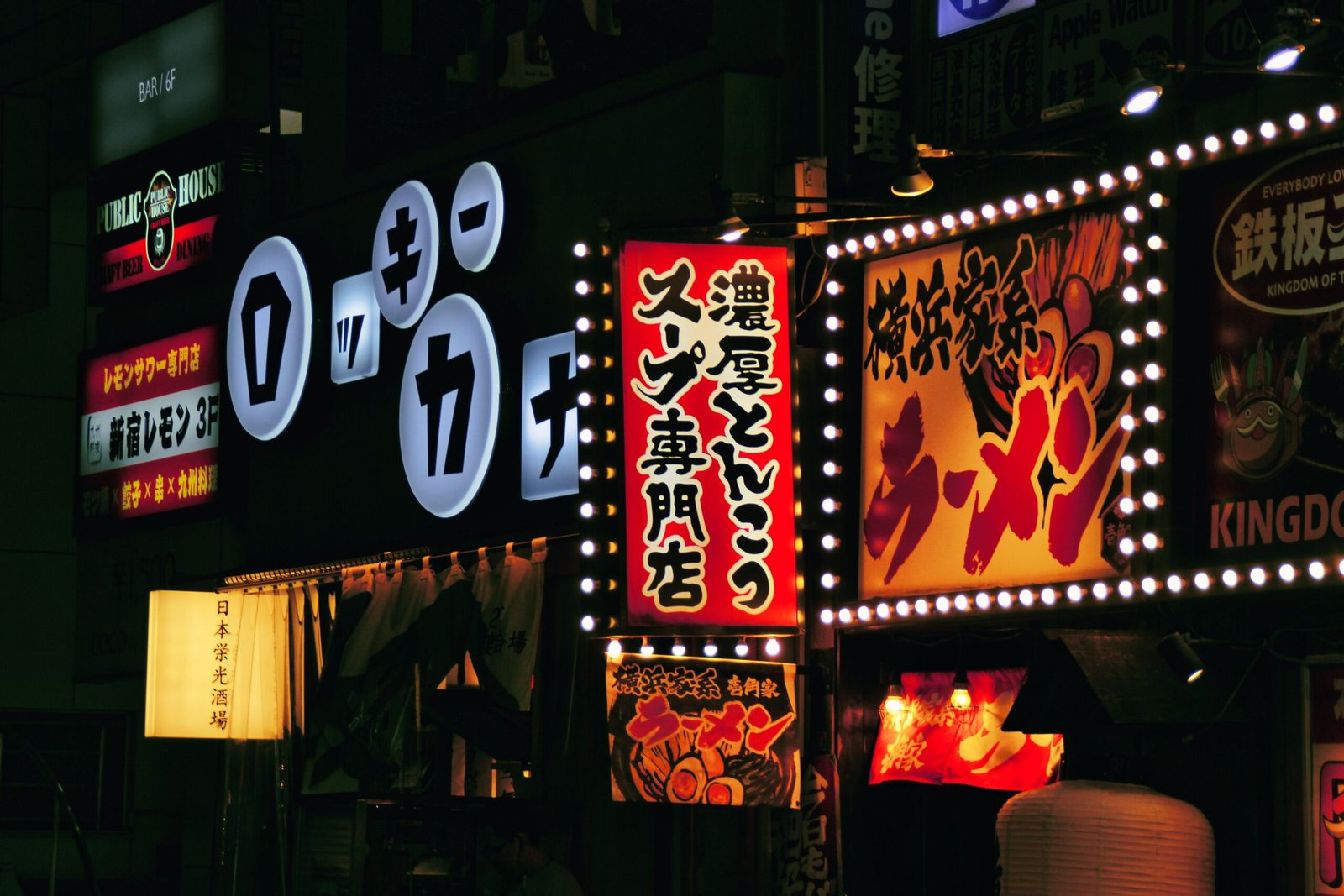 Persona trabajando en una oficina en Japón representando el mercado laboral y los salarios en 2026