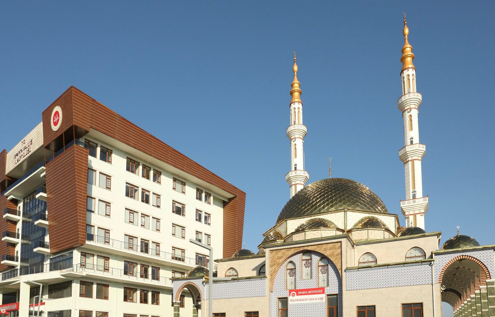 Turista revisando su póliza de seguro de viaje para Turquía frente a la Mezquita Azul en Estambul