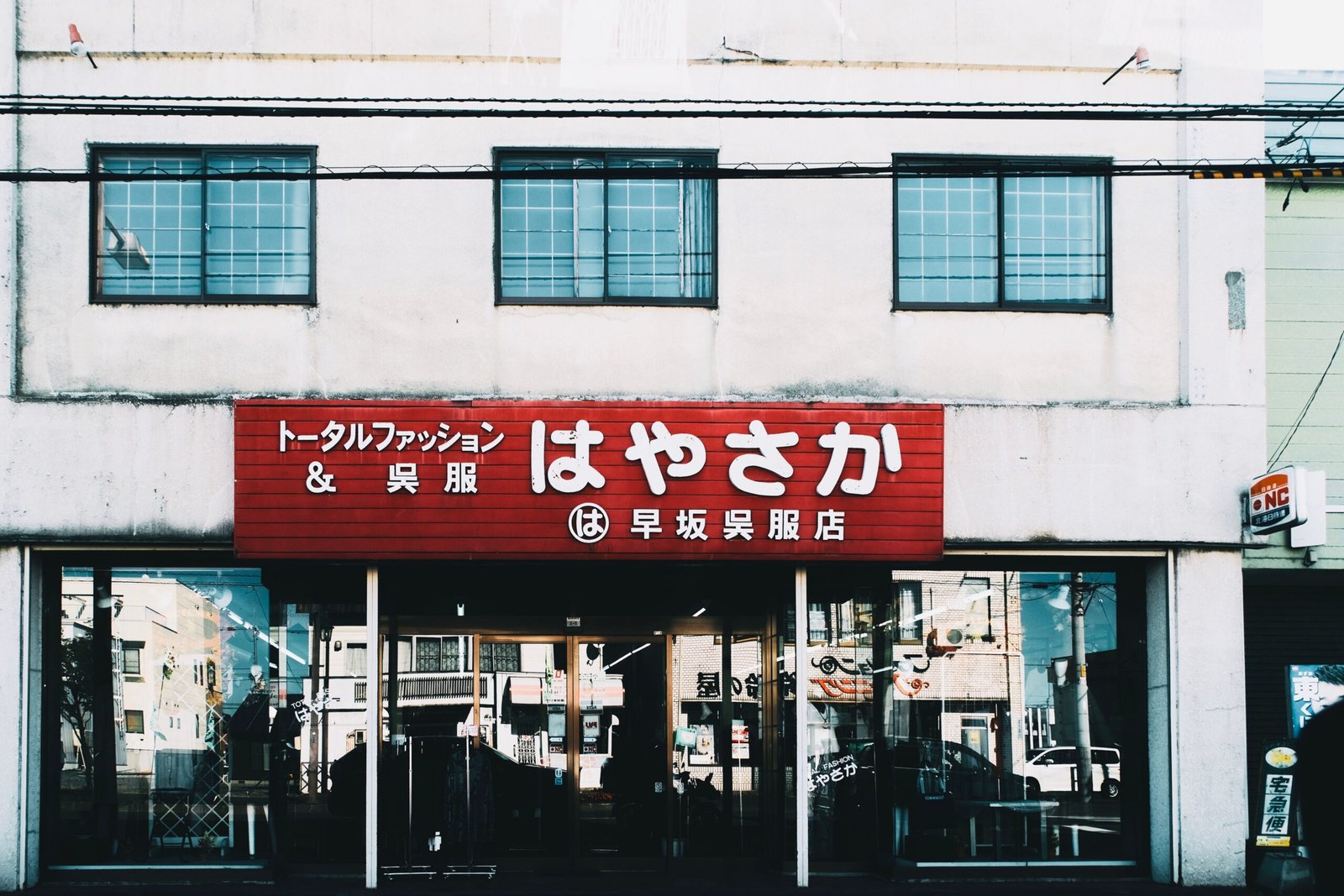 Documentos de visa y tarjeta de residencia japonesa sobre un escritorio