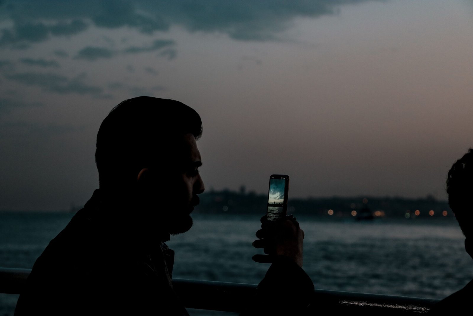 Calle turística en Turquía con negocios y turistas usando el celular con datos móviles