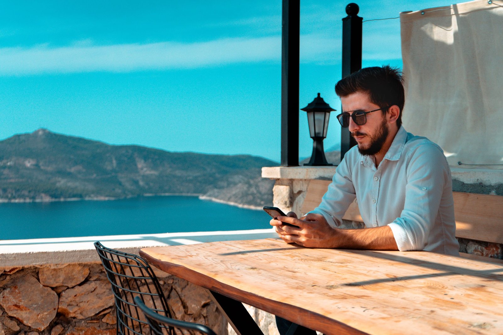 Persona instalando el código QR de una eSIM en su celular antes de viajar a Turquía