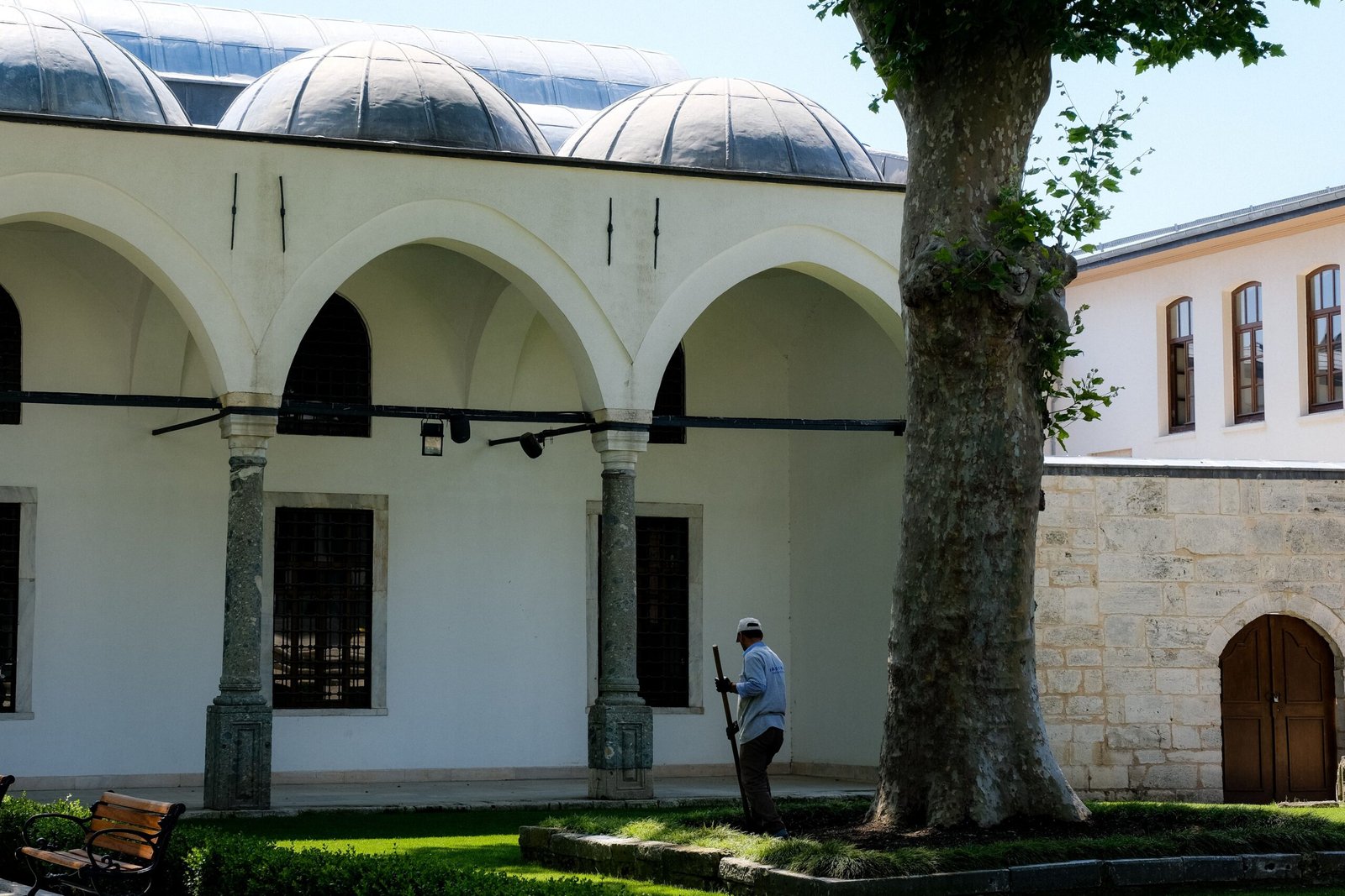 Extranjero adaptándose a la vida cotidiana y laboral en Estambul, Turquía