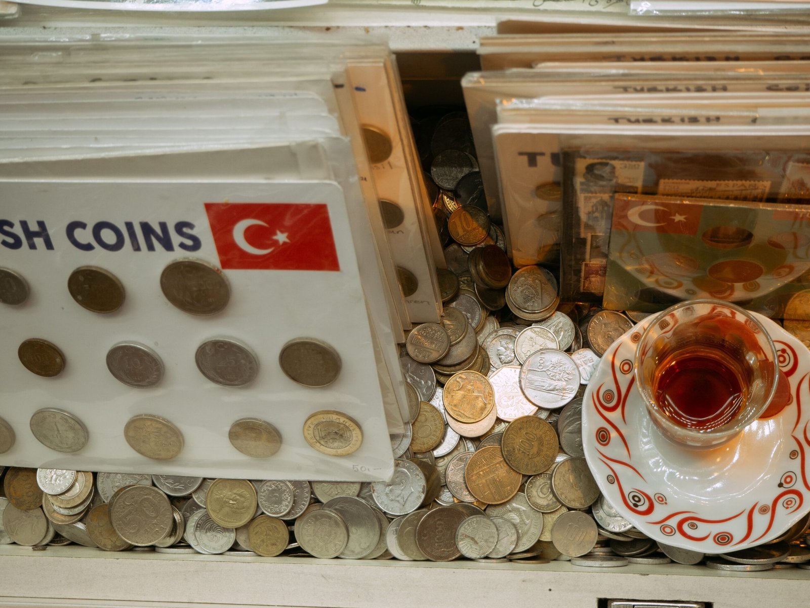 Terminal de pago con tarjeta en un comercio turístico de Turquía mostrando opción de moneda
