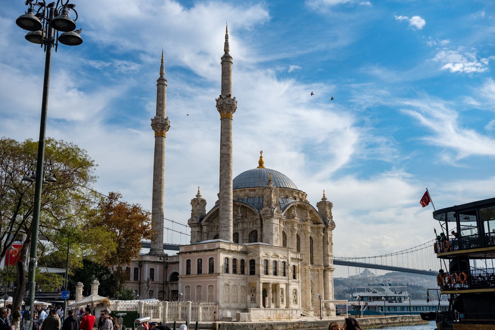 Calle turística de Estambul con tranvía y arquitectura otomana