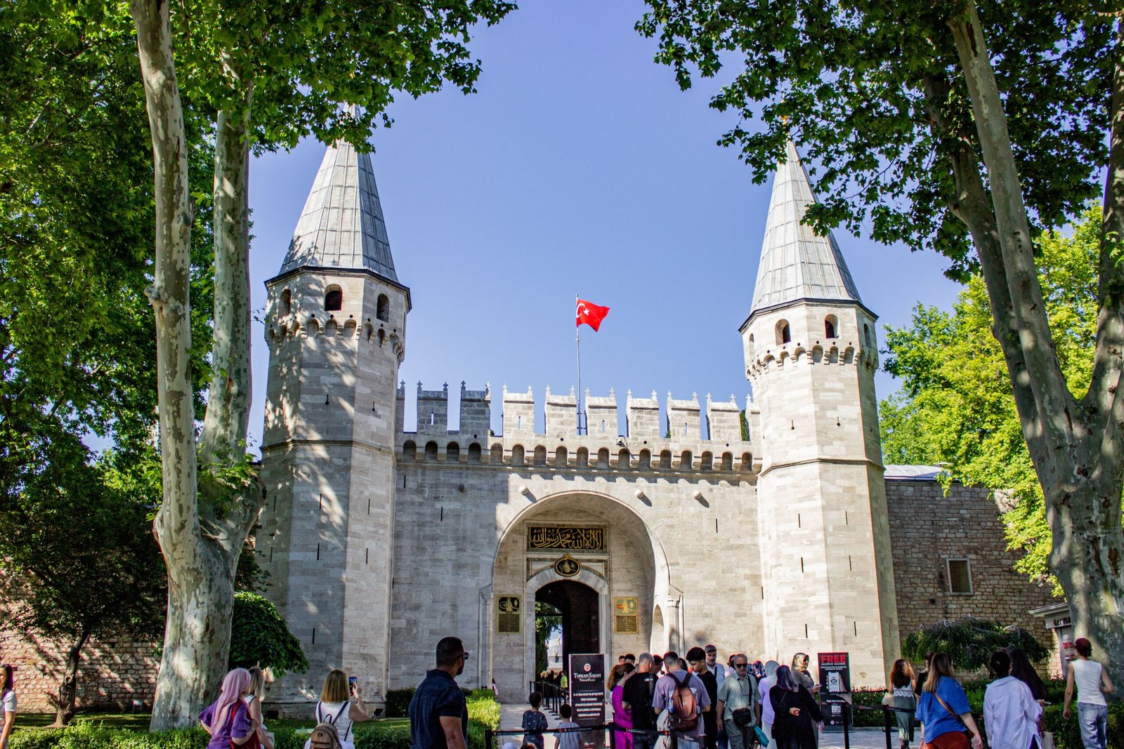 Turista revisando documentos de viaje y pasaporte antes de un vuelo a Turquía