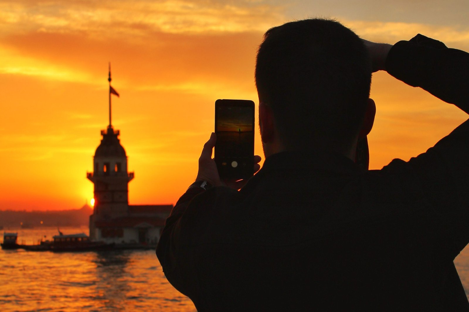 Vista de Estambul con el estrecho del Bósforo, uno de los principales puntos de llegada para quienes buscan la mejor eSIM para Turquía
