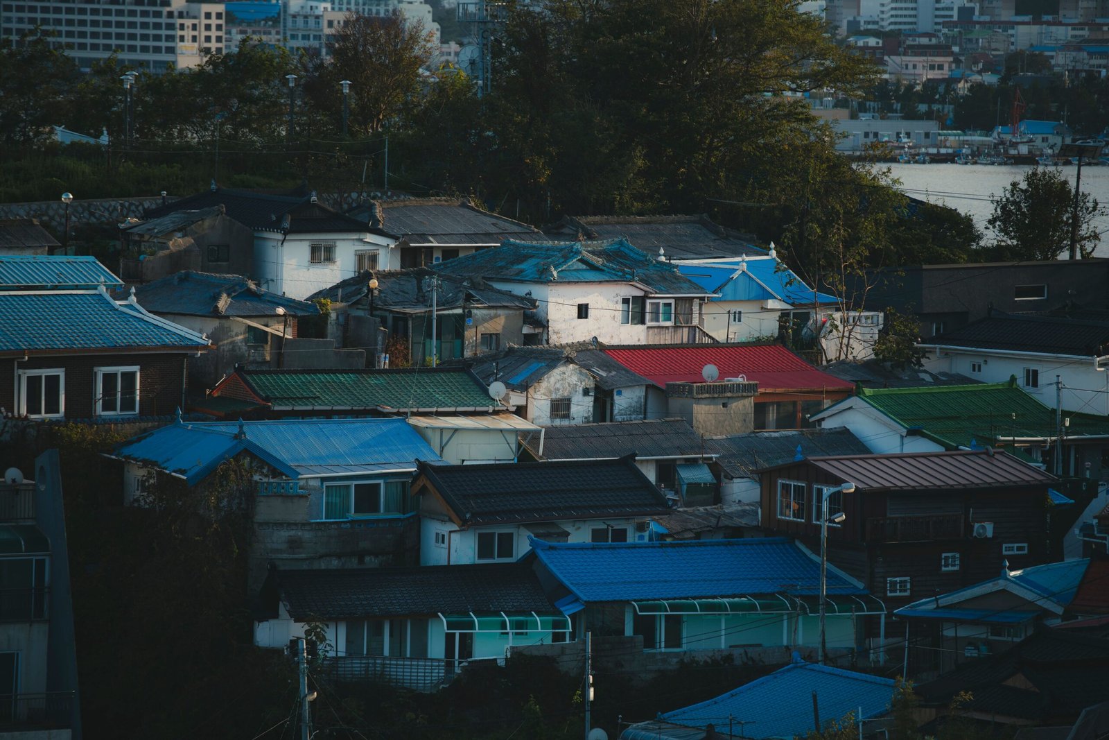 Profesional trabajando en una oficina moderna en Corea del Sur calculando su salario en won